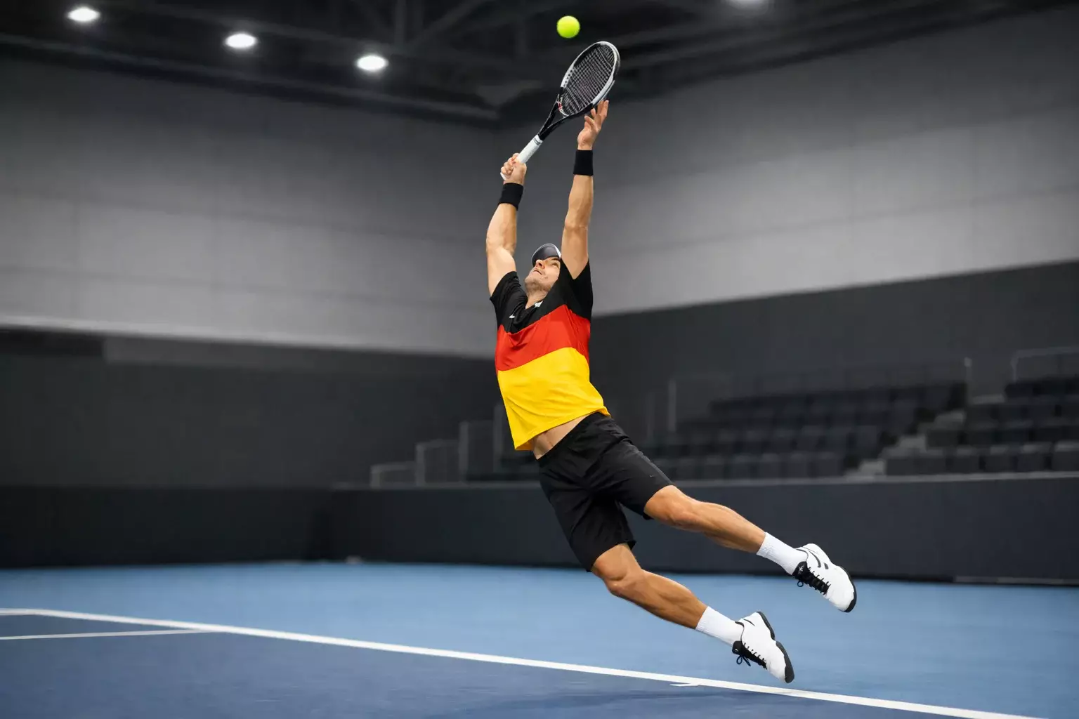 Tenista alemán sirviendo con potencia en pista rápida