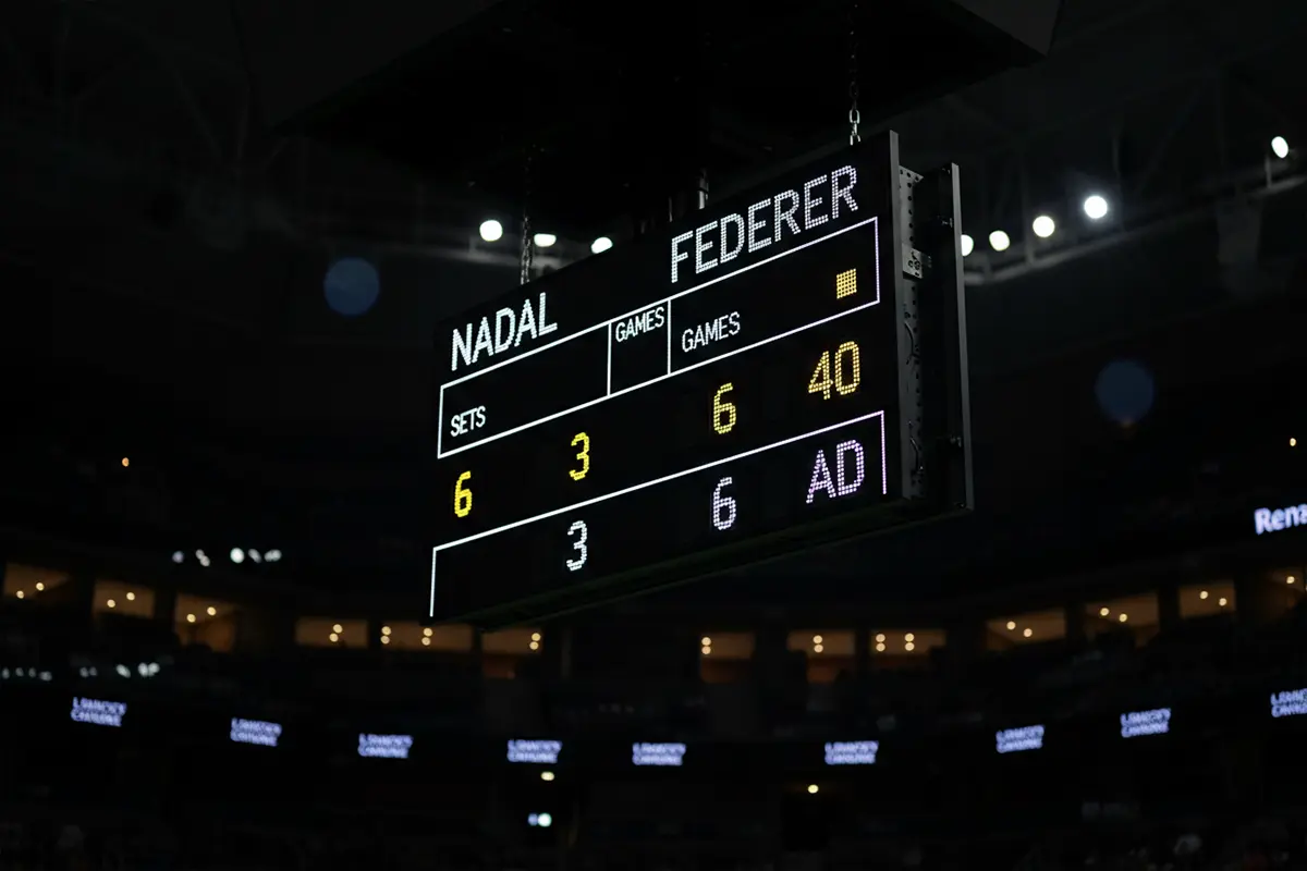 Marcador electrónico de un partido de tenis mostrando el resultado por sets