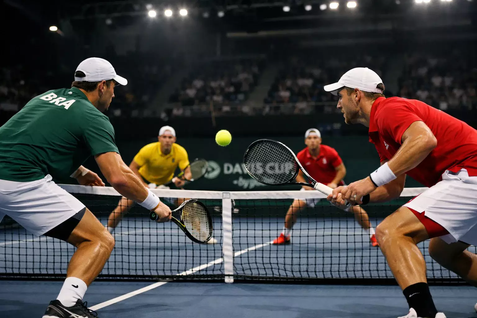 Partido de dobles en Copa Davis con dos parejas en acción