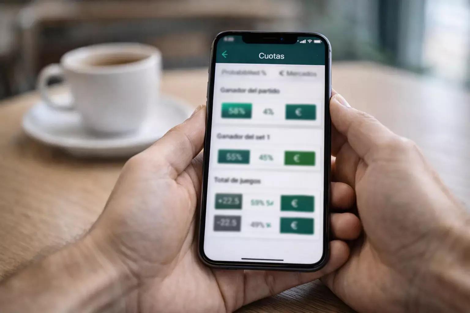 Persona consultando mercados de apuestas de tenis en su teléfono móvil